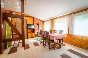 uma sala de jantar com uma mesa rosa e cadeiras em Camping KamA em Mikołajki