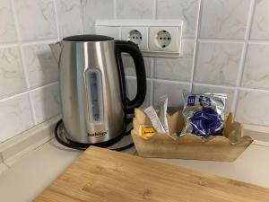 a kettle on a counter next to a basket of food at La Casa de Ángela in Almodóvar del Río