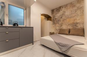 Un dormitorio con una cama grande y una ventana en Divine Nest en Liubliana