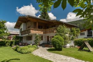 a house with a garden in front of it at Ferienwohnungen Kesselgrub in Altenmarkt-Zauchensee in Altenmarkt im Pongau