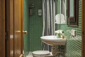 un bagno con lavandino e WC di AinB Las Ramblas-Guardia Apartments a Barcellona Altre 26 foto