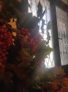 a christmas tree with red grapes on it at Hostal la Cepa in Aldeanueva de Ebro