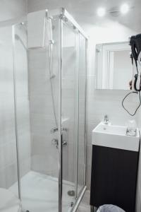 a bathroom with a shower and a sink at Hostal Ruta de Francia in Barcelona