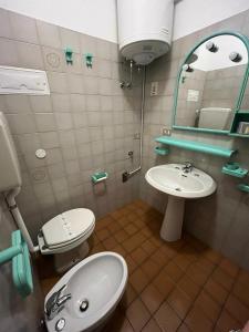 A bathroom at FLAT BIBIONE Még 15 kép