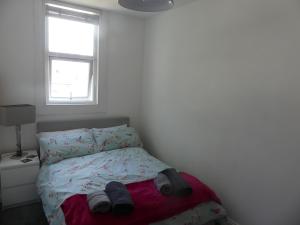Postel nebo postele na pokoji v ubytování Flat 3, Willow Court