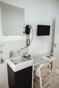 een badkamer met een wastafel en een camera aan de muur bij Hostal Ruta de Francia in Barcelona