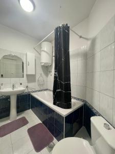 een badkamer met een bad, een toilet en een wastafel bij Apartments Zenta Split in Split +37 foto's