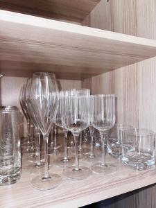 une rangée de verres à vin assis sur une étagère dans l'établissement La Piccola Perla, à Gonnesa