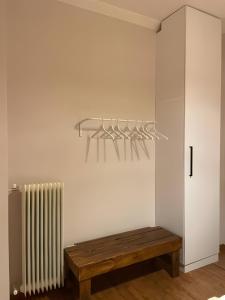 een kamer met een bank en een radiator bij Luxurious Apartment in the Heart of Athens in Athene