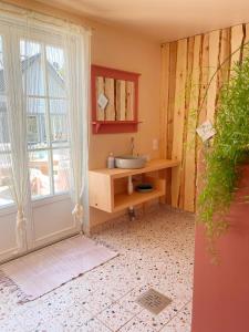 een badkamer met een wastafel en een raam bij Villa Meidi in Võsu