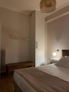 een slaapkamer met een bed en een tafel. bij Luxurious Apartment in the Heart of Athens in Athene