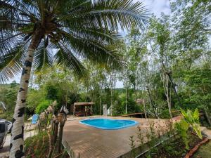 Piscina de la sau aproape de Phumaihom Resort +71 fotografii