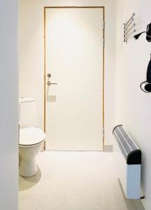 a bathroom with a toilet and a sliding door at Scandinavian Apartment Hotel -Lunden 2- Central 2 room apartment in Horsens