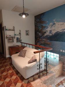 1 dormitorio con 1 cama y una pared con una pintura en Apartment Gordana, en Trogir