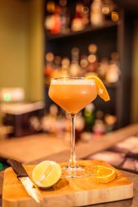 una bevanda su un tagliere con una fetta d'arancia di The Kenmuir Arms Hotel a New Luce