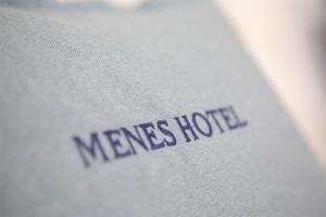 una camisa blanca con la palabra "mensaje hoc" en ella en Menes Hotel, en Yénion