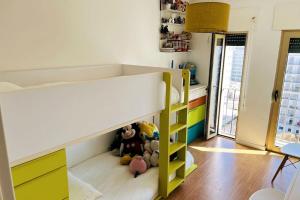 1 dormitorio con litera y escalera amarilla en Charm Authentic Family Stay en Lisboa