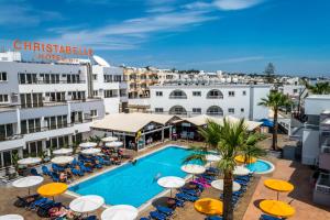 una vista aérea de una piscina del hotel con sombrillas y sillas en Christabelle Hotel Apartments en Ayia Napa