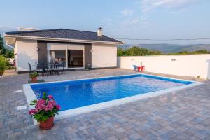 - une piscine en face d'une maison dans l'établissement Villa Lotta & Nolla, à Mostar