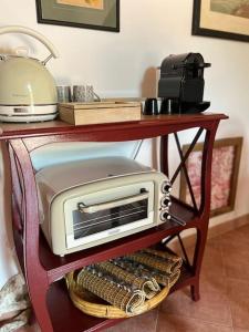 una mesa con tostadora y horno tostador. en Casa della Fattoria, Tuscany Chic Flat, en La Cinquantina