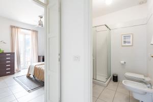 Et badeværelse på Lake View Terrace Apartment by Rent All Como