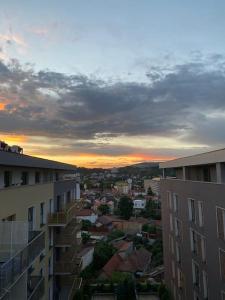 - une vue sur la ville au coucher du soleil depuis un bâtiment dans l'établissement Luxurious apartment in the heart of Cluj-Napoca, à Cluj-Napoca