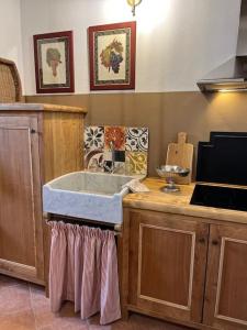 una cucina con lavandino e piano di lavoro di Casa della Fattoria, Tuscany Chic Flat a La Cinquantina