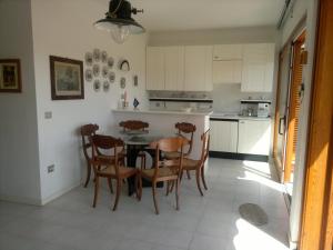 Kuchyňa alebo kuchynka v ubytovaní Porto Azzuro Apartment 6 Beds