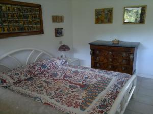 - une chambre avec un lit et une commode dans l'établissement Porto Azzuro Apartment 6 Beds, à Porto Azzurro