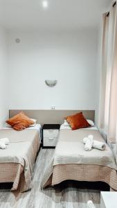 2 nebeneinander sitzende Betten in einem Schlafzimmer in der Unterkunft Hostal Ruta de Francia in Barcelona