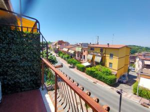 uma vista para uma rua da cidade a partir de uma varanda em Nomentum House em Mentana