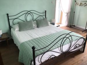 A bed or beds in a room at Villa Mazza al Vesuvio