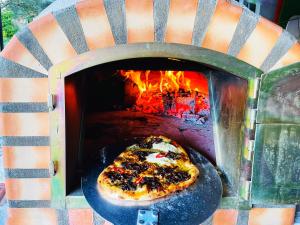 a pizza is cooking in a pizza oven at Quinta Alma Verde 