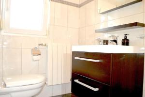 Koupelna v ubytování Wohnung mit Meerblick Romy + 37 fotografií