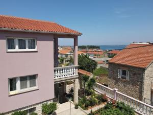 uma vista para uma casa com uma varanda em Wohnung mit Meerblick Romy em Preko