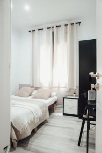 バルセロナにあるオスタル ルタ デ フランシアの白いカーテン付きのベッドルームのベッド2台