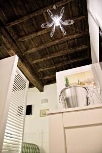 una luz de techo en una cocina con una olla en un mostrador en Nostromondo Apartments in Rome City Centre, en Roma 28 fotos más