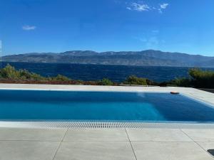 - une piscine avec vue sur l'océan dans l'établissement Villa Brac, à Splitska