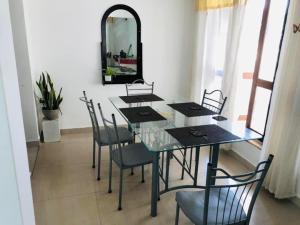 - une table à manger avec des chaises et un miroir dans l'établissement Castile inn, à Puttalam