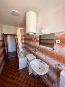 Ένα μπάνιο στο UNA apartment in center of Mali Lošinj +20 φωτογραφίες