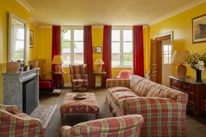 - un salon avec des canapés et une cheminée dans l'établissement La maison d'Hector, à Doudeville