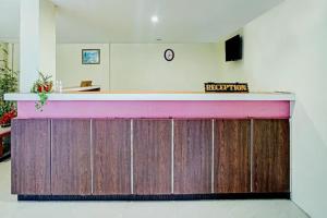 um bar num quarto com um balcão cor-de-rosa em Hotel Toba Shanda By Helocus em Parapat
