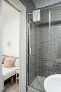 baño con ducha y puerta de cristal en Hostal Ruta de Francia en Barcelona