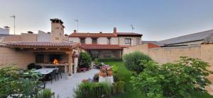 a house with a courtyard with a fireplace in a yard at Casa Rural Zacarías in Sardón de Duero