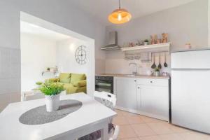 eine Küche mit einem Tisch und eine Küche mit einem Sofa in der Unterkunft Mediterranean House by The Beach in Posedarje
