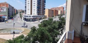 Precioso!! apartamento en el centro de Sabadell في ساباذيل: اطلاله على شارع في مدينه بها مباني