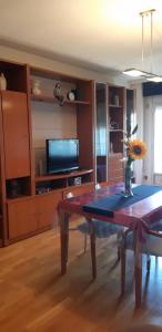 sala de estar con mesa y TV en Precioso!! apartamento en el centro de Sabadell en Sabadell