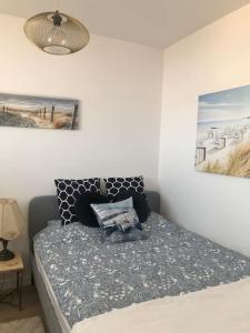 um quarto com uma cama e um quadro na parede em Apartament Nowy Port em Gdansk