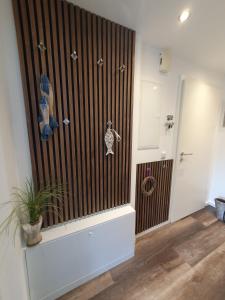 y baño con ducha y pared de madera. en "Seabreeze", en Grömitz
