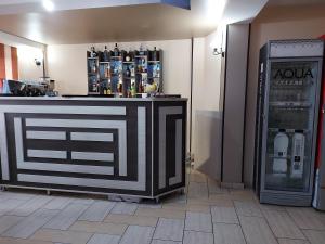 eine Küche mit Bar und Kühlschrank in der Unterkunft HOTEL CARMINA in Ranca